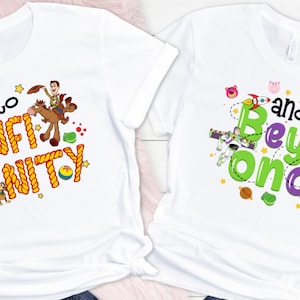 Könnte beinhalten: Zwei weiße T-Shirts mit Toy Story-Charakteren und Text. Das erste Shirt sagt "to infinity" mit einem Seildesign und zeigt Woody auf einem Pferd reitend. Das zweite Shirt sagt "and beyond" mit einem lila und grünen Design und zeigt Buzz Lightyear.
