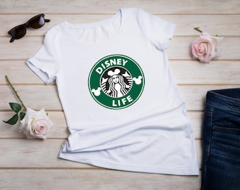 Maglietta da donna Disney Life Coffee t-shirt da donna parco a tema top Regalo da viaggio Regalo per amanti del caffè Camicia grafica per vacanze alla moda casual