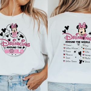 Könnte beinhalten: Weißes T-Shirt mit einem Minnie-Mouse-Design und dem Text "DRINKING AROUND THE WORLD" in Pink. Auf der Rückseite des T-Shirts sind verschiedene Länder aufgelistet. Das Design umfasst schwarze Mickey-Mouse-Silhouetten und rosa Akzente.