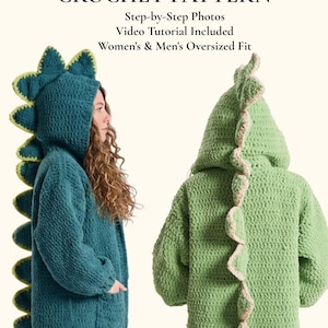 Puede incluir: Un documento de patrón de ganchillo titulado DINASOUR CARDIGAN CROCHET PATTERN con fotos paso a paso y tutorial en video. Muestra dos cárdigans de gran tamaño con capucha y espinas dorsales, uno en azul verdoso y otro en verde claro.