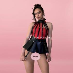 Minifalda de cuero negra con tiras peplum y arnés de pecho / Atuendo para festivales rave / Festivales de música - Raves / Minifalda plisada