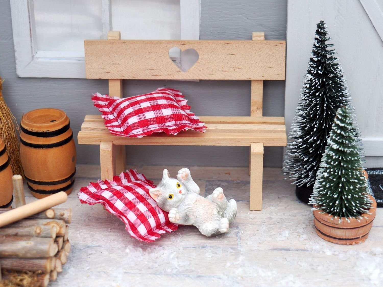 ZauberDeko Wichtel Zubehör Set – 3-teilig: Holzbank Mit Kissen, Sitzende Katze, Miniatur-Dekoration Für Wichtelwelten, Puppenhaus & Modellbau – Kein Spielzeug