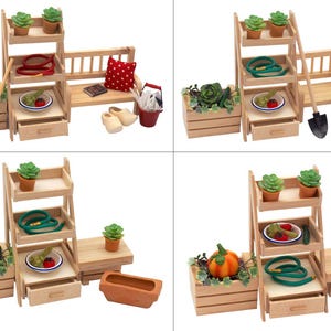 Könnte beinhalten: Vier Miniatur-Gartenregale aus Holz mit verschiedenen Accessoires, darunter eine Bank, eine Gießkanne und Gartengeräte. Die Regale sind mit kleinen Pflanzen, Gemüse und anderen Gartenartikeln dekoriert.