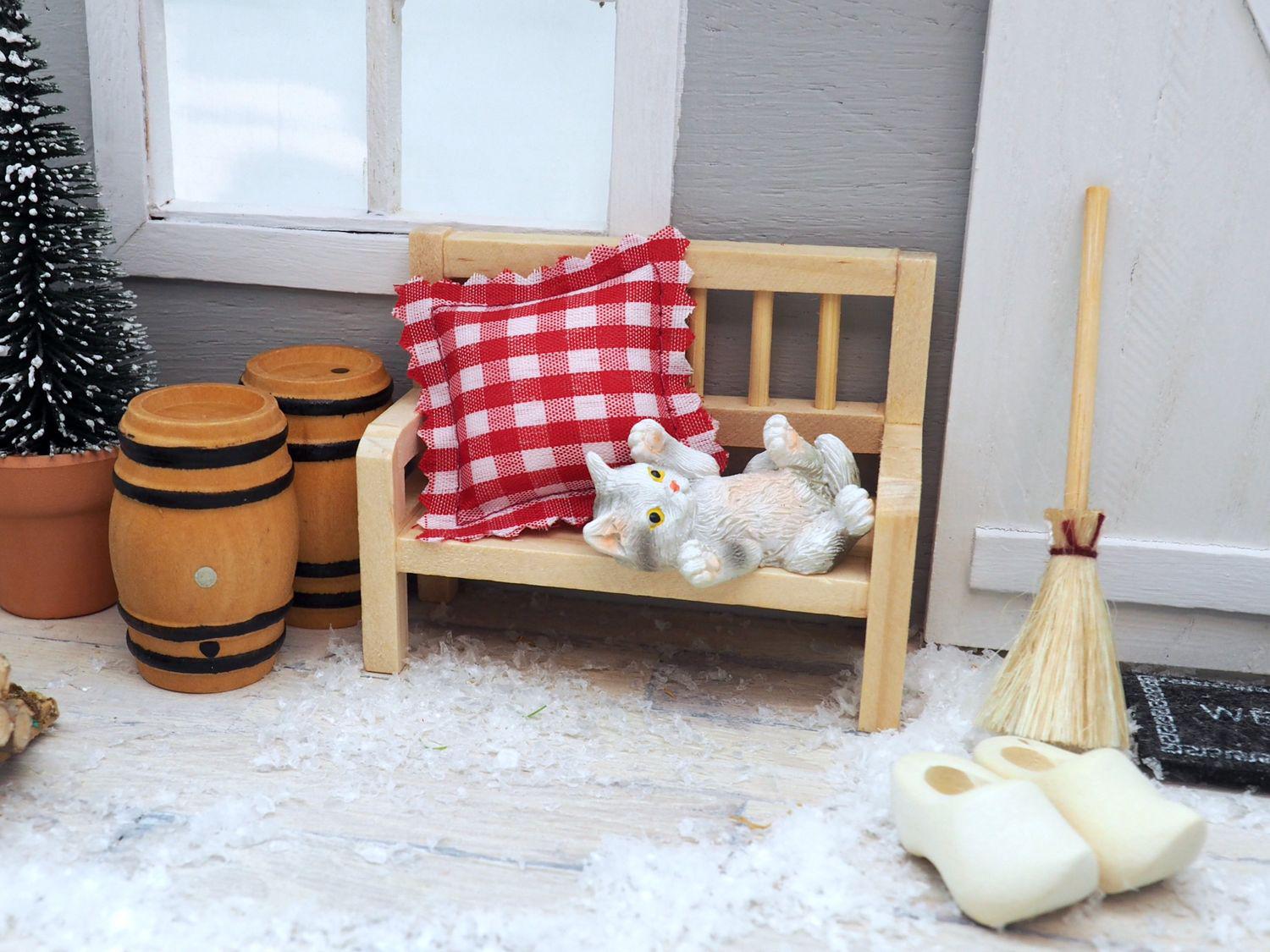 ZauberDeko Wichtel Zubehör Set – Holzbank, Kissen, Sitzende Katze, 3-teilig, Für Miniatur-Deko