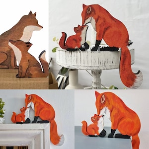 Puede incluir: Un conjunto de cuatro figuras de zorro de madera. Los zorros están pintados en tonos naranja y marrón. Los zorros están en varias poses, incluyendo una madre zorro con un cachorro de zorro y un zorro de pie sobre sus patas traseras. Las figuras son perfectas para decorar un hogar u oficina.