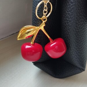 Charm de sac porte-clés cerise, cerise, porte-clé Ftuit, porte-clé cerise rouge et scintillant, porte-clés breloque de sac style coquette tendance, cadeau pour elle