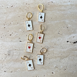 Orecchini Huggies Vegas Casino Playing Cards Asso di cuori, picche e fiori (placcati in oro e smaltati)