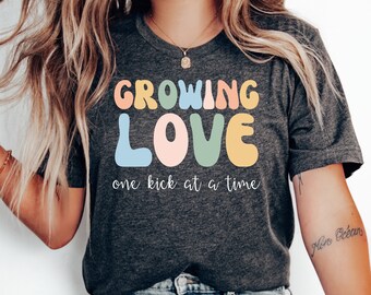Camiseta Growing Love One Kick at a Time, camisa de embarazo, camisa embarazada, anuncio de embarazo, camisa de mamá esperando, regalo de baby shower
