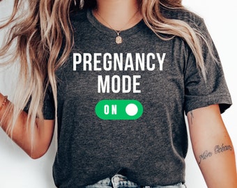 Modo de gravidez em camiseta, anúncio de gravidez, camisa engraçada de gravidez, nova mãe, camisa de mãe esperando, anúncio de bebê, presente de chá de bebê