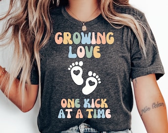 Camiseta Growing Love One Kick at a Time, camisa de embarazo divertida, anuncio de embarazo, camisa de baby shower, mamá embarazada, camisa embarazada
