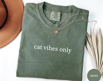 Cat Vibes Only T-Shirt, lustiges Katzenliebhaber Shirt, Katzenmama Geschenk, Katzen Shirt, lustiges Katzen Geschenk T-Shirt, Katzen Person T-Shirt, Katzen Liebhaber Komfort Farben Shirt