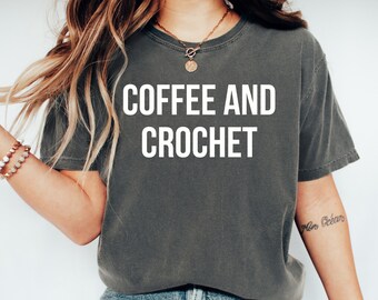 Camiseta de café y crochet, camisa amante del crochet, regalo para amante del crochet, regalo para crocheter, camisa de crochet, regalo amante del crochet, regalo de crochet