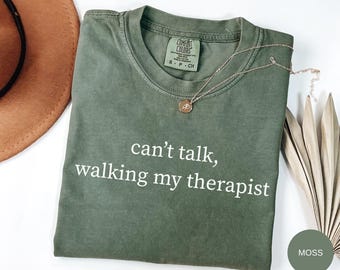 ウォーキング・マイ・セラピストTシャツ、犬好きへの面白いシャツ、犬のお母さんへのギフト、犬のシャツ、犬好きへの面白いギフト、犬好きのTシャツ、犬好きの快適なカラーシャツ