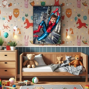 Pode incluir: Uma crian&ccedil;a vestida de Homem-Aranha pendurada em uma teia em uma cena de cidade nevada. A imagem est&aacute; emoldurada e pendurada em uma parede no quarto de uma crian&ccedil;a. O quarto tem um ber&ccedil;o de madeira com animais de pel&uacute;cia e uma c&ocirc;moda.