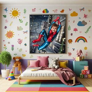 Pode incluir: Uma crian&ccedil;a vestida de Homem-Aranha est&aacute; pendurada em uma teia em uma cena de cidade nevada. A imagem est&aacute; emoldurada e pendurada em uma parede no quarto de uma crian&ccedil;a. O quarto tem uma cama com um cobertor rosa, um urso de pel&uacute;cia e um tapete arco-&iacute;ris. H&aacute; adesivos de parede coloridos na parede, incluindo nuvens, flores e um arco-&iacute;ris.