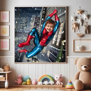 Pode incluir: Uma crian&ccedil;a vestida de Homem-Aranha est&aacute; pendurada em uma teia na frente de um cen&aacute;rio de cidade nevada. A crian&ccedil;a est&aacute; usando um traje de Homem-Aranha vermelho e azul com um logotipo de aranha preto no peito. A crian&ccedil;a est&aacute; olhando para a c&acirc;mera e sorrindo.