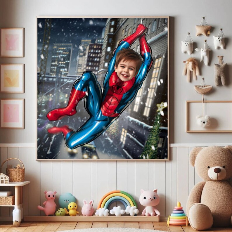 Pode incluir: Uma crian&ccedil;a vestida de Homem-Aranha est&aacute; pendurada em uma teia na frente de um cen&aacute;rio de cidade nevada. A crian&ccedil;a est&aacute; usando um traje de Homem-Aranha vermelho e azul com um logotipo de aranha preto no peito. A crian&ccedil;a est&aacute; olhando para a c&acirc;mera e sorrindo.