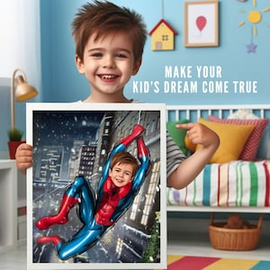 Pode incluir: Um menino pequeno segura uma ilustra&ccedil;&atilde;o emoldurada de uma crian&ccedil;a vestida como Homem-Aranha balan&ccedil;ando em uma cidade nevada. A ilustra&ccedil;&atilde;o est&aacute; em uma moldura branca e o menino est&aacute; sorrindo. O texto "Fa&ccedil;a o sonho do seu filho se tornar realidade" est&aacute; escrito acima da moldura.
