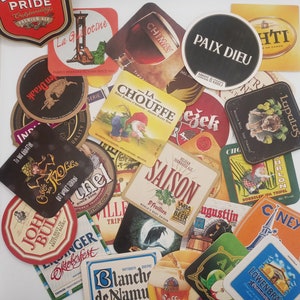 Puede incluir: Una colección de posavasos de cerveza coloridos con varios logotipos y diseños de cervecerías. Los posavasos están hechos de cartón y presentan una variedad de colores, incluyendo rojo, azul, verde, amarillo y negro. Algunos de los posavasos presentan imágenes de animales, como un oso, un canguro y un pájaro. Otros presentan texto, como "La Guillotine", "Chouffe", "Saison" y "Lupulus".