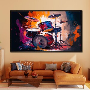 Op de afbeelding: Abstract schilderij van een drumstel in een zwarte lijst. De drums zijn rood, blauw en wit, met bekkens en drumstokken. De achtergrond heeft oranje, paarse en blauwe penseelstreken, waardoor een levendig, muzikaal thema ontstaat.