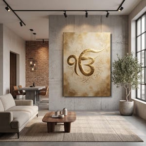 Puede incluir: Una gran pieza de arte mural rectangular que presenta un prominente símbolo Ik Onkar dorado centrado sobre un fondo texturizado en crema y oro. La obra muestra intrincados patrones en relieve y un acabado metálico sobre una pared de hormigón.
