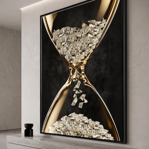 Könnte beinhalten: Ein großes rechteckiges Wandbild mit einer goldenen Sanduhrform vor schwarzem Hintergrund. Die Sanduhr ist mit zahlreichen Miniatur-US-Dollar-Scheinen gefüllt, wobei einige Scheine durch die Mitte in einen Haufen am Boden fallen.