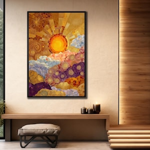 Pode incluir: Uma obra de arte emoldurada que retrata um sol estilizado com raios dourados e um centro laranja brilhante. O sol está acima de nuvens coloridas em tons de roxo, rosa e azul. A obra de arte é exibida em uma parede bege.