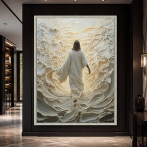 Könnte beinhalten: Ein gerahmter Wandkunstdruck, der eine langhaarige Figur in einem weißen Gewand zeigt, die vom Betrachter weg in einen wirbelnden, cremefarbenen und cremeweißen Hintergrund geht, der an dicke Impasto-Pinselstriche oder Meereswellen erinnert.