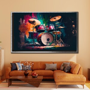Op de afbeelding: Een ingelijst abstract schilderij van een drumstel met bekkens. De drums zijn geschilderd in tinten rood, paars en oranje, met een vleugje kleurrijke verf op de achtergrond. De lijst is zilver.