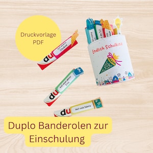 Puede incluir: Un conjunto de etiquetas imprimibles de colores para bloques Duplo, con el texto "du" y frases como "bist endlich Schulkind" (eres finalmente un escolar) y "bist unser ganzer Stolz" (eres nuestro orgullo). Las etiquetas están diseñadas para una fiesta o celebración con temática escolar.