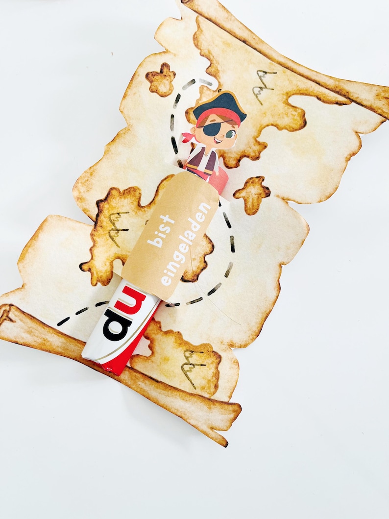 Puede incluir: Un mapa del tesoro marr&oacute;n y beige con un pirata de dibujos animados sosteniendo una espada. El mapa tiene un camino de l&iacute;nea discontinua y el texto "du bist eingeladen" en una etiqueta marr&oacute;n.