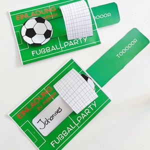 Puede incluir: Dos tarjetas de invitación con temática de fútbol. Cada tarjeta presenta un diseño de campo verde con un gráfico de balón de fútbol y el texto "FUßBALLPARTY". Una tarjeta tiene el nombre "Johannes" escrito. La palabra "EINLADUNG" también es visible.