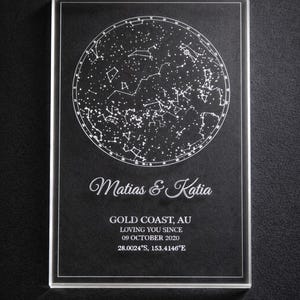 Pode incluir: Um mapa estelar acrílico em preto e branco com um design de constelação. Os nomes "Matias & Katia" são exibidos, juntamente com o texto "GOLD COAST, AU LOVING YOU SINCE 09 OCTOBER 2020 28.0024°S, 153.4146°E".