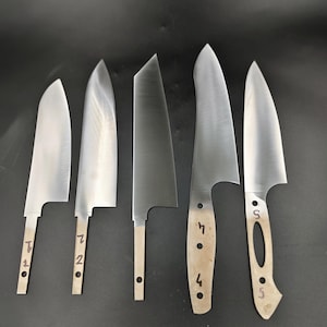 Könnte beinhalten: Fünf Küchenmesser aus Edelstahl mit Holzgriffen sind auf dunklem Hintergrund angeordnet. Die Klingen variieren in Form und Größe, einige mit gebogener Kante und andere gerade. Jedes Messer hat eine Nummer auf dem Griff.