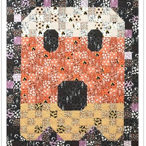 Puede incluir: Un bloque de colcha de retazos en forma de fantasma con un dise&ntilde;o de caramelo de ma&iacute;z. El bloque de colcha est&aacute; hecho de varias telas con estampados de tem&aacute;tica de Halloween, incluyendo esqueletos, calabazas y murci&eacute;lagos. El fantasma est&aacute; hecho de tres colores: naranja, amarillo y negro.