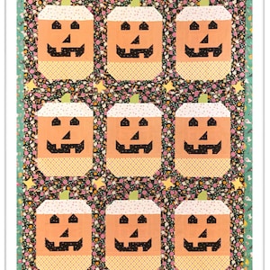 Può includere: Una trapunta con sfondo nero e motivo floreale. Nove facce di zucca arancione e bianca sono disposte in una griglia 3x3.