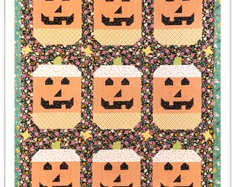 Puede incluir: Una colcha con fondo negro y estampado floral. Nueve caras de calabaza naranja y blanca están dispuestas en una cuadrícula de 3x3.