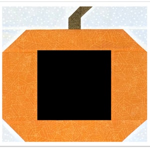 Può includere: Zucca arancione con un quadrato nero al centro e uno stelo marrone in cima. La zucca ha un motivo a ragnatela.