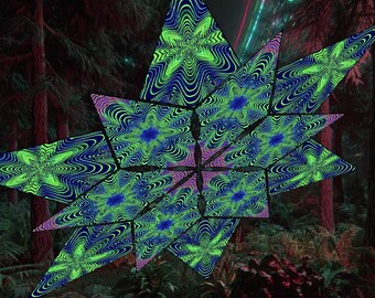 Puede incluir: Un diseño vibrante y multifacético en forma de estrella con un patrón psicodélico de colores verde, azul y morado. La obra de arte se encuentra sobre un fondo de un bosque oscuro con árboles altos y destellos de luz colorida.