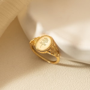 Anello fiore di nascita in argento personalizzato, anello con sigillo floreale inciso, anello delicato in oro, regalo per la mamma, regali personalizzati, regalo di compleanno per le donne immagine 3