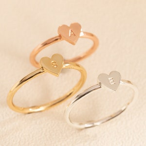 Anillo personalizado en forma de corazón, delicado anillo con letra, anillo con inicial grabada, anillo apilable, regalo de cumpleaños para ella, regalo de Navidad para mamá