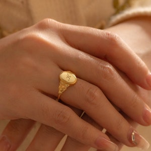 Anillo de sello personalizado, anillo de nombre inicial grabado, anillo de letra personalizado, anillo de sello de oro, regalo para mamá, regalo de aniversario para esposa imagen 1