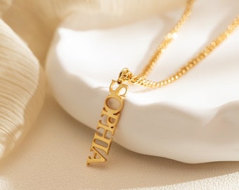 Collier prénom vertical doré, monogramme personnalisé et collier prénom, collier plaque signalétique minimaliste pour femme, cadeau fait main pour petite amie/soeur