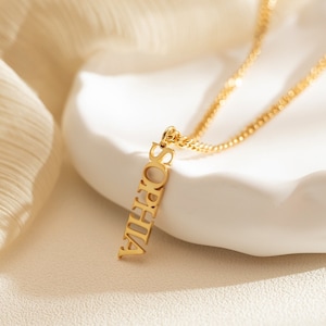 Collar de nombre vertical oro, monograma personalizado y collar de nombre, collar de placa de identificación minimalista para mujer, regalo hecho a mano para novia/hermana