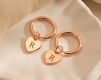 Pendientes de corazón personalizados, pendientes colgantes con nombre grabado, pendientes de corazón de oro delicado, regalo para ella, pendientes Huggie, regalos de dama de honor