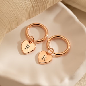 Brincos de coração personalizados, brincos pendurados com nome gravado, delicados brincos de coração dourados, presente para ela, brincos Huggie, presentes de dama de honra