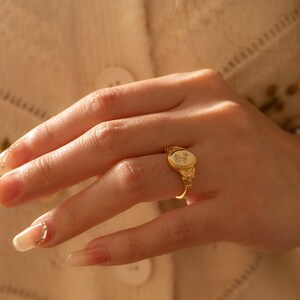 Anello fiore di nascita in argento personalizzato, anello con sigillo floreale inciso, anello delicato in oro, regalo per la mamma, regali personalizzati, regalo di compleanno per le donne immagine 2