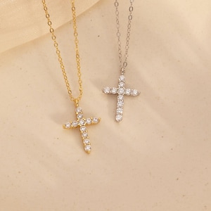 Delicata collana con croce di diamanti, collana con croce in argento sterling, regalo per la comunione, collana con croce in pavé, regalo per il battesimo, regalo personalizzato per la mamma