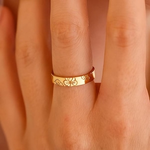 Engraved Birth Flower Ring, Dainty Family Birthflower Ring, 18K Gold Stackable Ring, Birthday Gift for Her, Christmas Gift for Mom