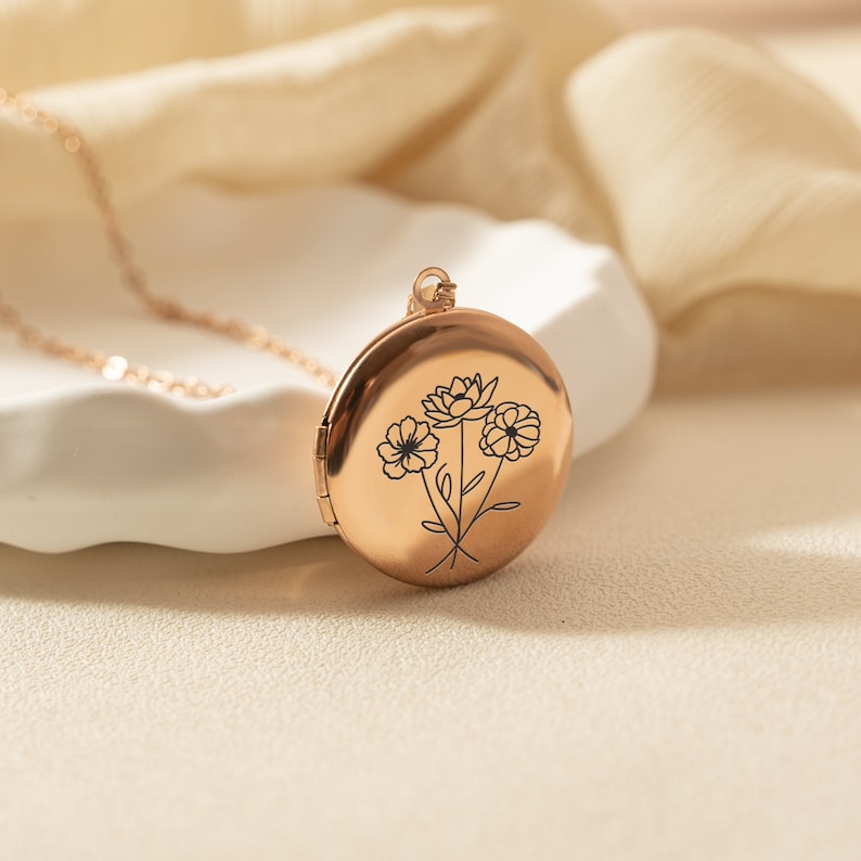 Medaglione floreale di nascita familiare combinato, collana con medaglione floreale bouquet, medaglione ricordo regalo per la festa della mamma, gioielli fotografici con incisione, regalo per lei immagine 6